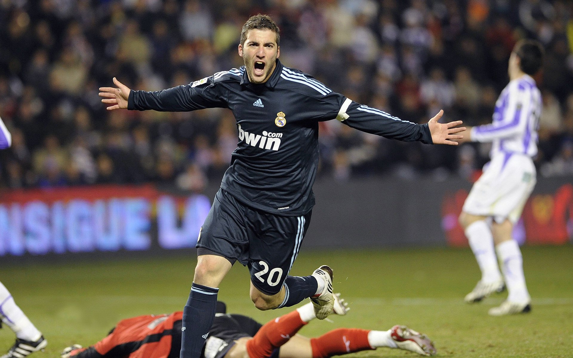 老鹰稳稳拿下爵士，库里成为关键先生