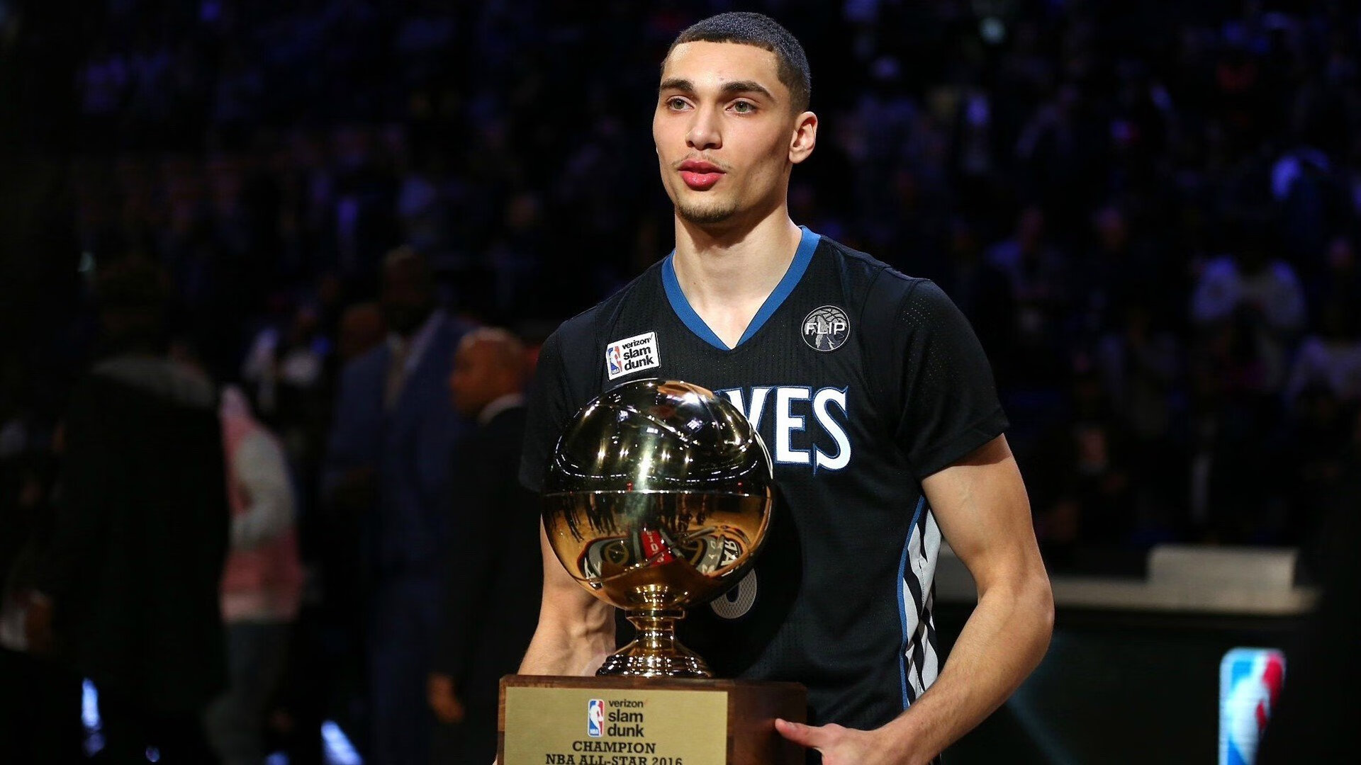 开云体育平台APP-F1新赛季揭幕战之夜，西亚卡姆扛起全队